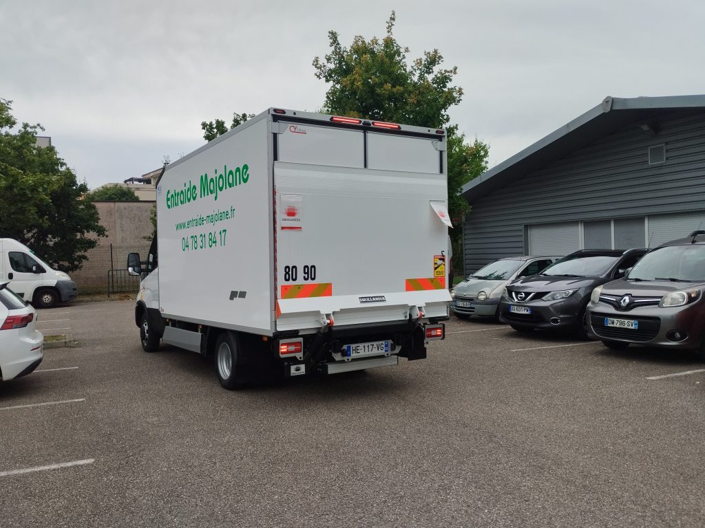 Vue arrière du camion électrique de l'entraide majolane
